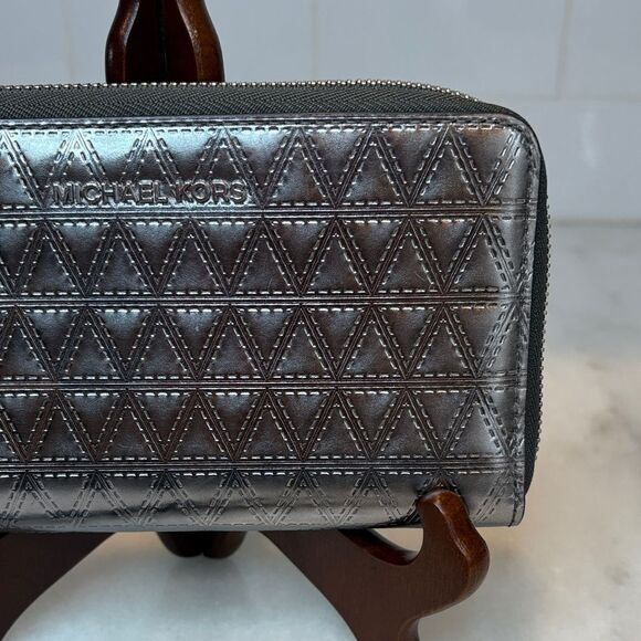 Michael Kors Wallet Metallic Geometric Embossed Wristlet Full Zipper - Picture 4 of 16